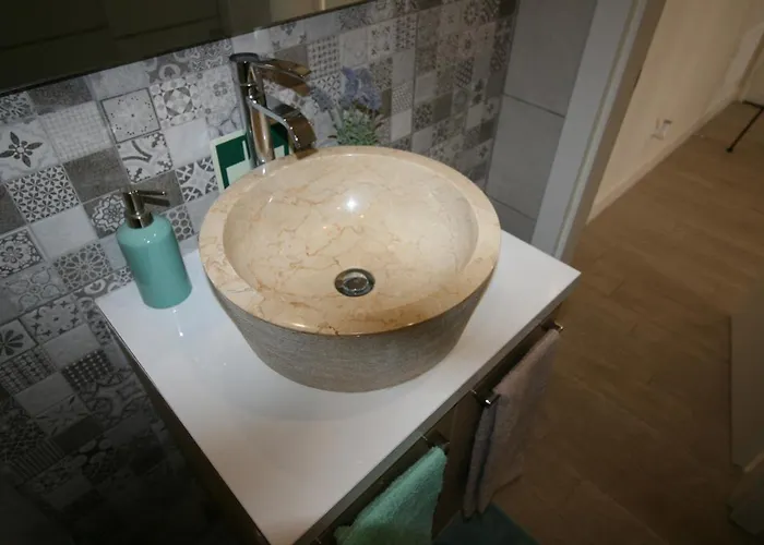 Downtown Dreams פארו